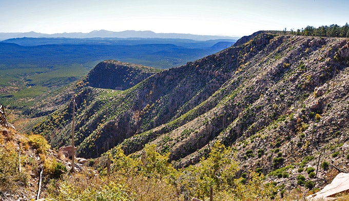 AZ-Mogollon-Rim_WikiUSDABradySmith_680 Arizona's Mogollon Rim at the point where Forest Roads 321 and 321C intersect. Just beyond the ridge is a small community called Rim Trail Estates.…