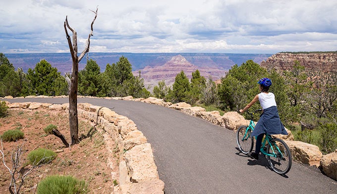 GC-Rim-Trail-biking_Ordelheide_680 Biking along the Rim Trail.
