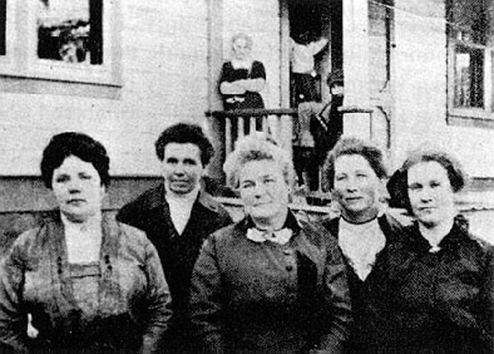 KanabKaneCty-AllWomenTownCouncil_courtesy_700 Kanab's all-woman town council in 1912. Kane County