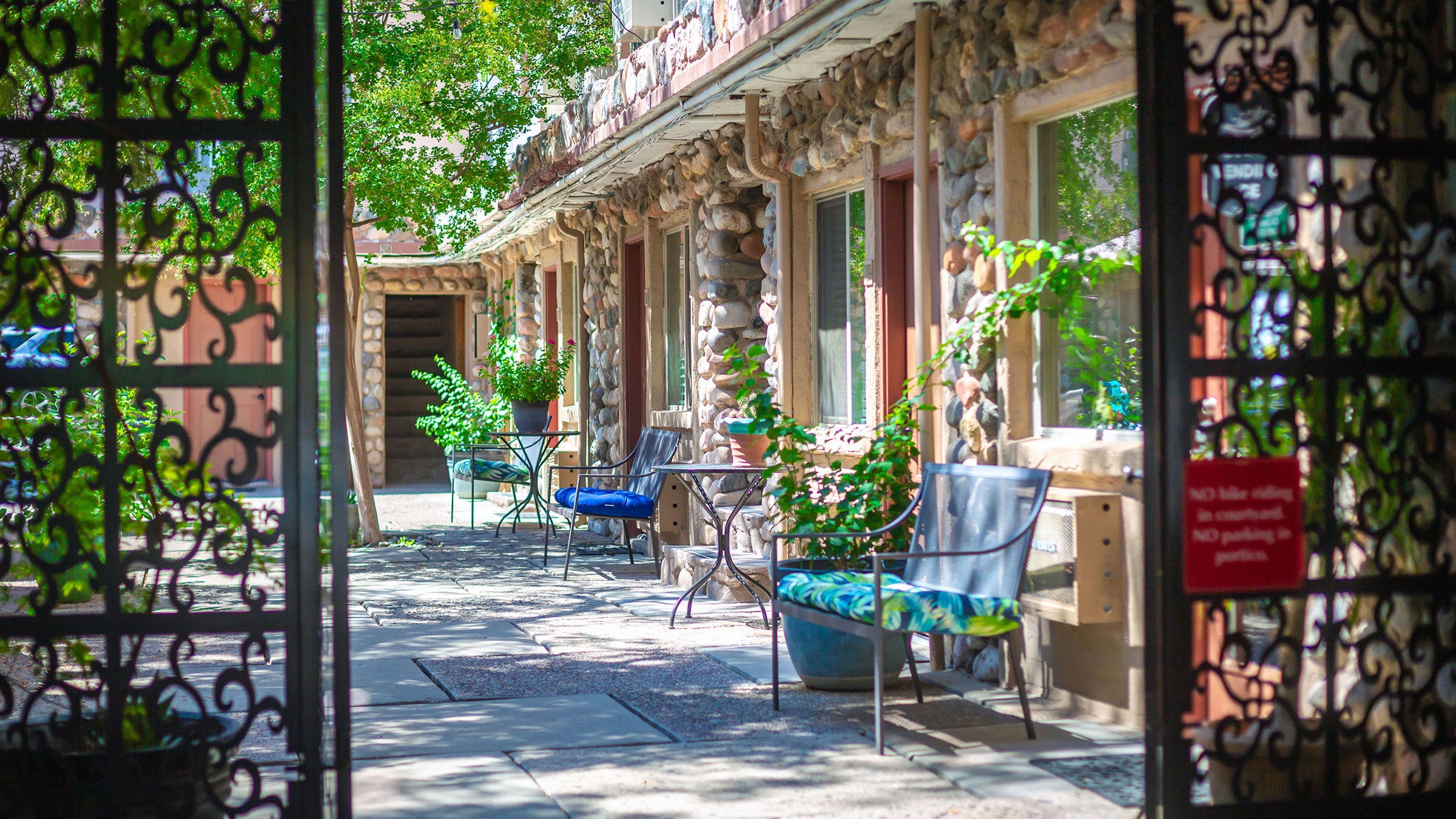 Courtyard of Iron Horse Inn in Old Town Cottonwood, Ariz. Grand